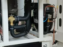 How does an ice cream vending machine maintain the freshness of its product ingredients